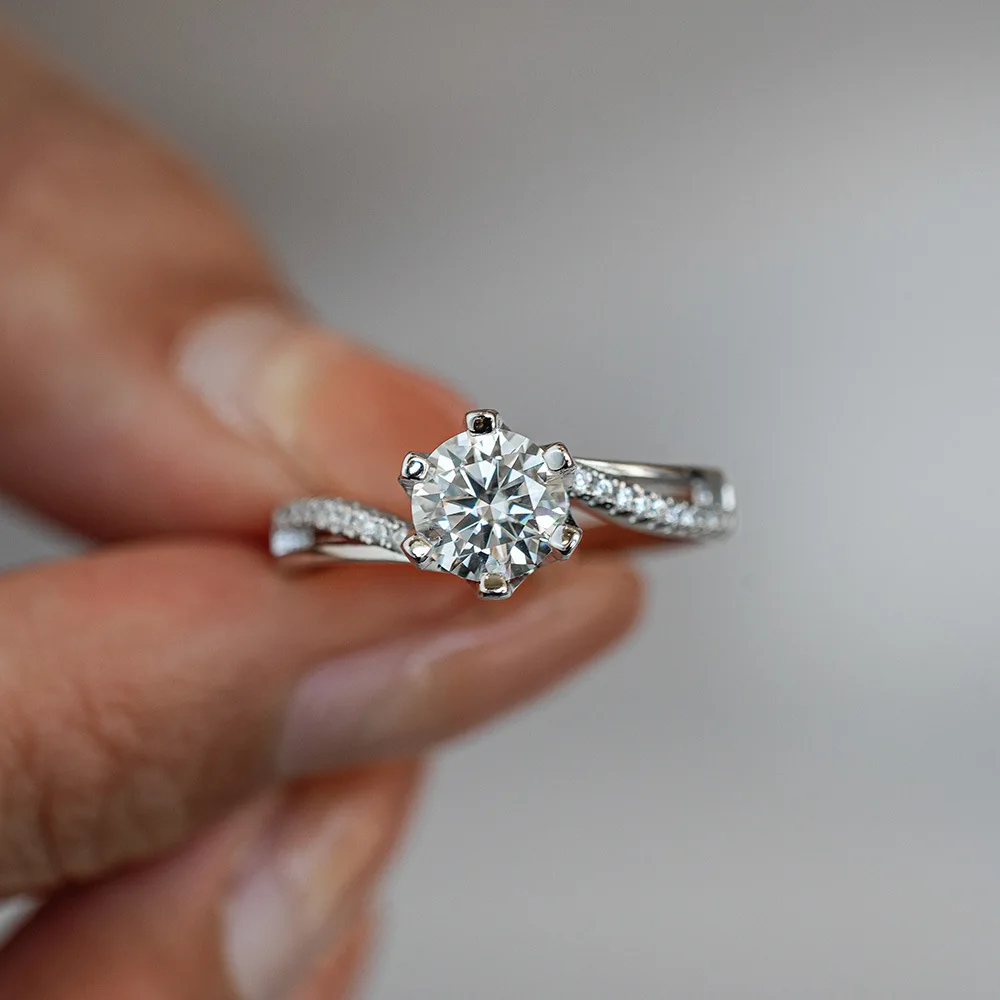 Lumira Sparkling Twisted Arm M - Moissanite Engagement Ring 1 Carat 评论和价格